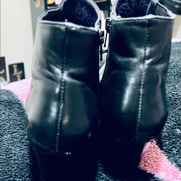 Size 7.5 Vaneli zip ankle boots black leather - Picture 3 of 7